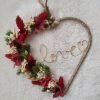 suspension coeur avec fleurs séchées rouge, beige et vert, écriture Love en doré, 20 cm