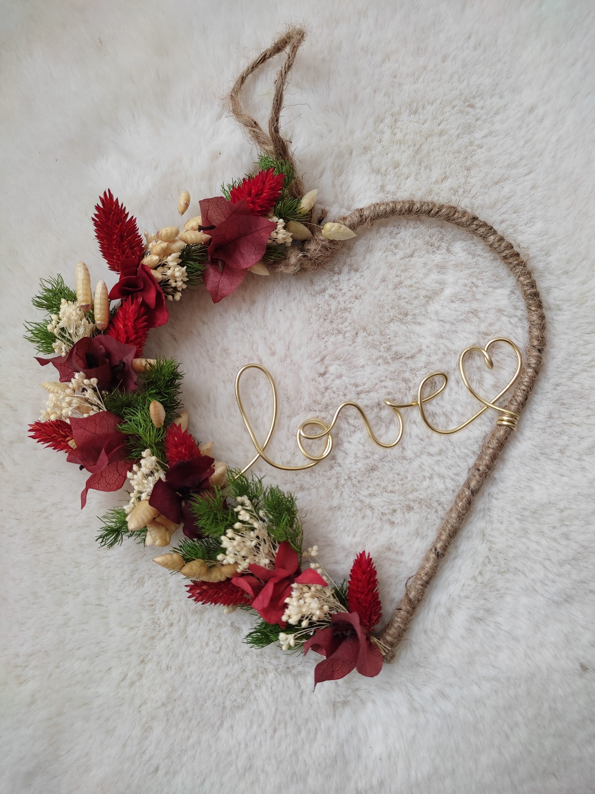 suspension coeur avec fleurs séchées rouge, beige et vert, écriture Love en doré, 20 cm