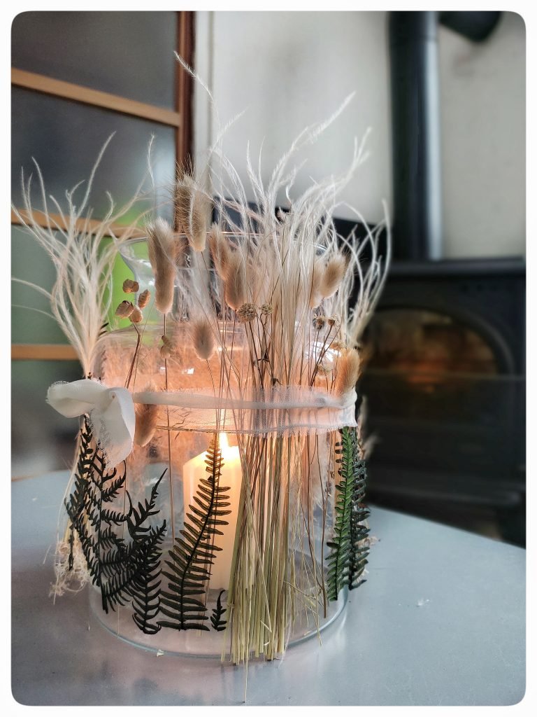 résultat du centre de table enchanteur, vase en verre, bougie et fleurs séchées
