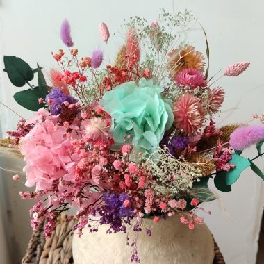 bouquet de fleurs séchées et stabilisées coloré : bleu, rose, violet