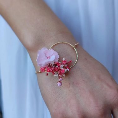 bracelet fin, monté sur une chaine dorée et fleuri avec des fleurs stabilisées roses (hortensia, gypsophile)