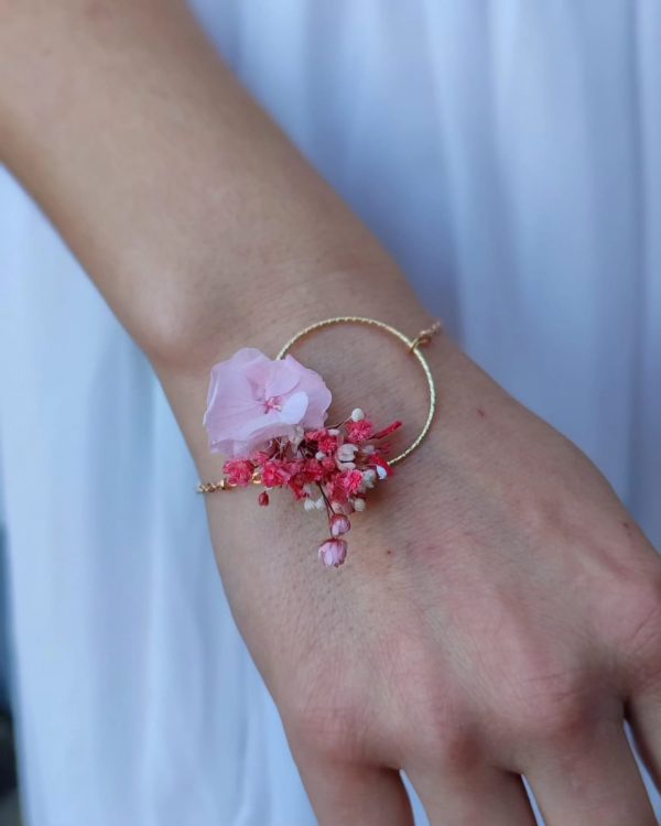 bracelet fin, monté sur une chaine dorée et fleuri avec des fleurs stabilisées roses (hortensia, gypsophile)